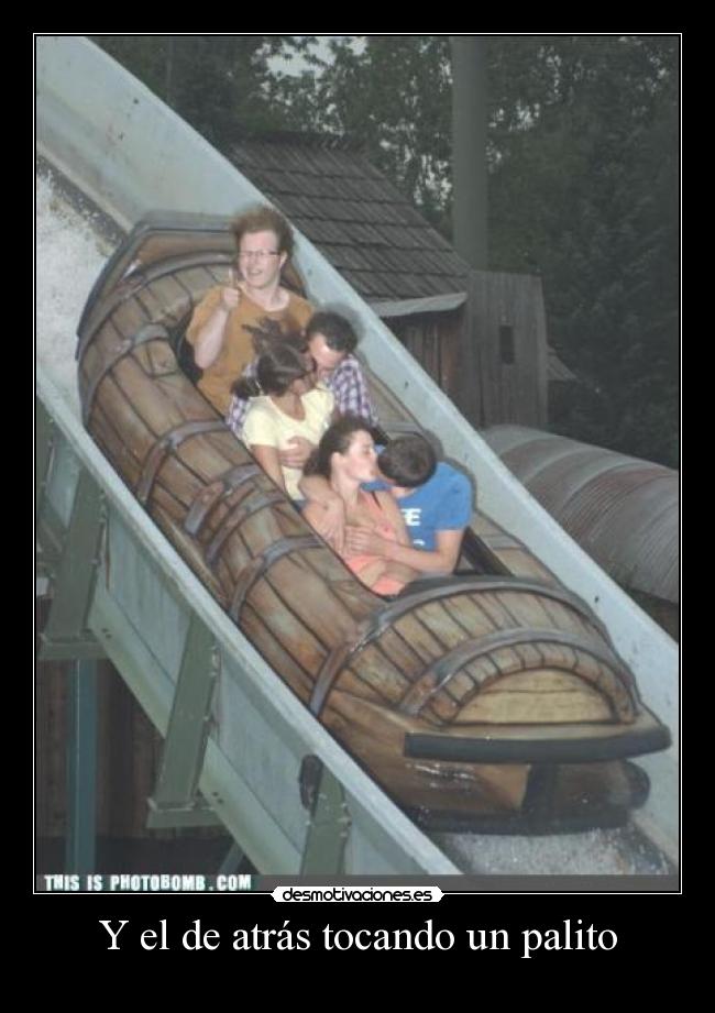 Y el de atrás tocando un palito -