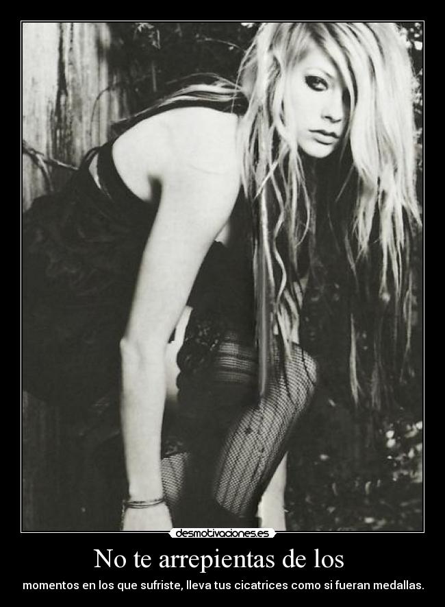 No te arrepientas de los  - momentos en los que sufriste, lleva tus cicatrices como si fueran medallas.