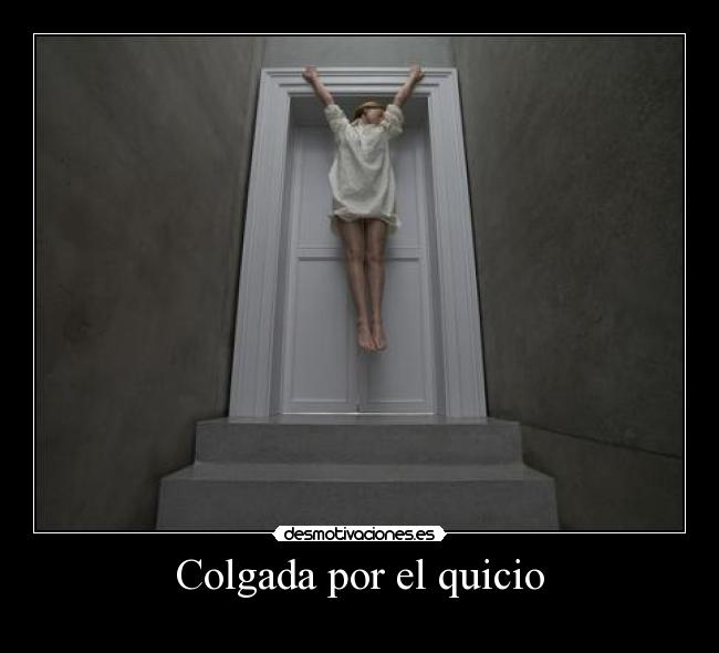 Colgada por el quicio -