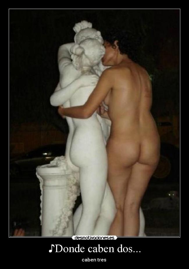 ♪Donde caben dos... -