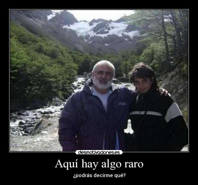 carteles aqui hay algo raro desmotivaciones