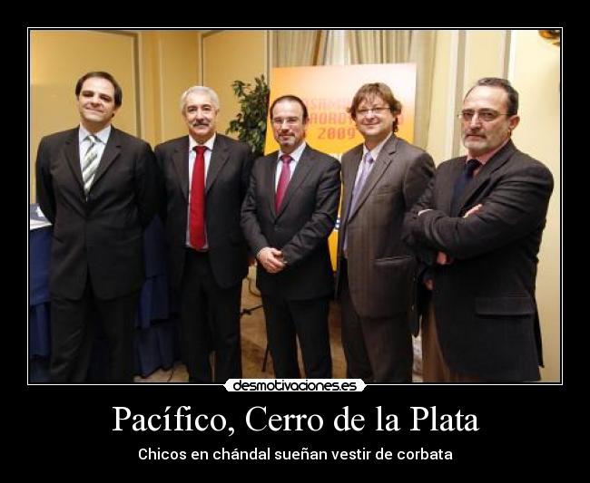 Pacífico, Cerro de la Plata - Chicos en chándal sueñan vestir de corbata