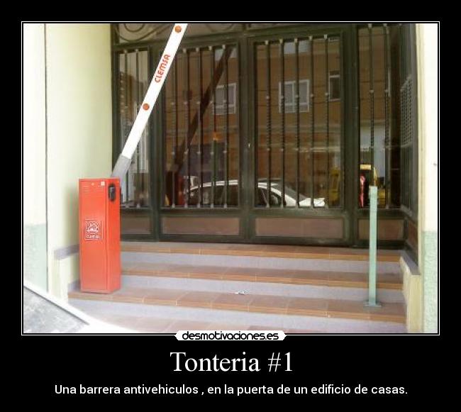 Tonteria #1 - Una barrera antivehiculos , en la puerta de un edificio de casas.