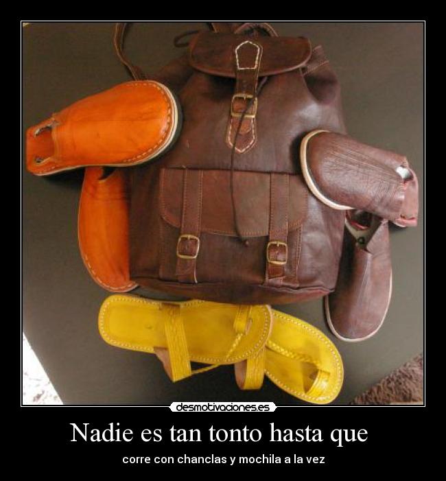 Nadie es tan tonto hasta que  - corre con chanclas y mochila a la vez