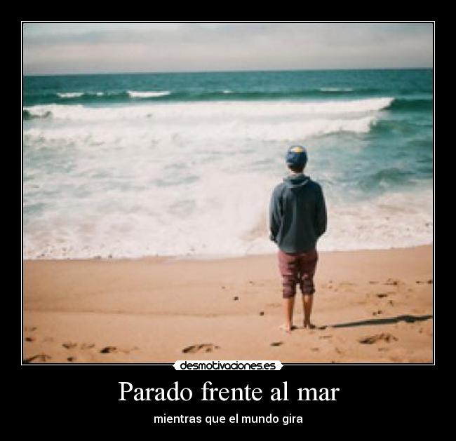 Parado frente al mar -