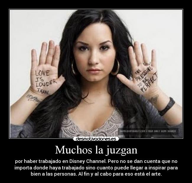 Muchos la juzgan - por haber trabajado en Disney Channel. Pero no se dan cuenta que no
importa donde haya trabajado sino cuanto puede llegar a inspirar para
bien a las personas. Al fin y al cabo para eso está el arte.