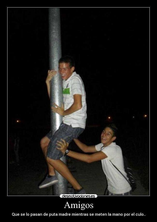 Amigos - Que se lo pasan de puta madre mientras se meten la mano por el culo..