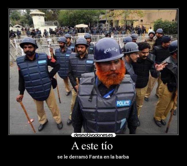 A este tío - se le derramó Fanta en la barba