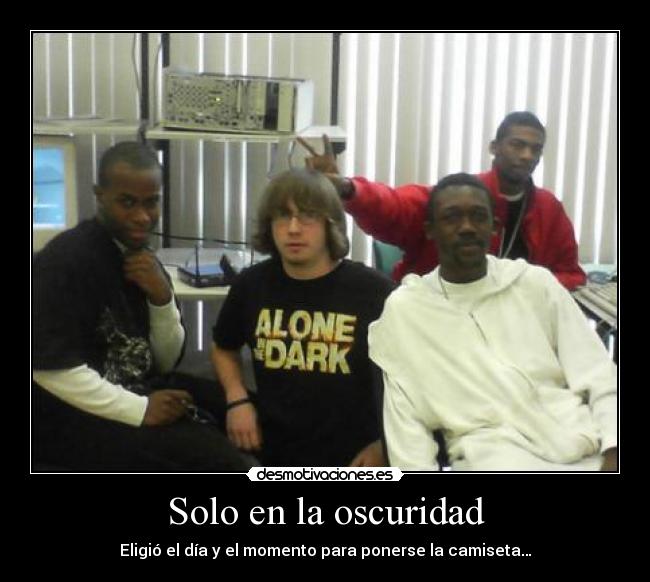 Solo en la oscuridad - Eligió el día y el momento para ponerse la camiseta…