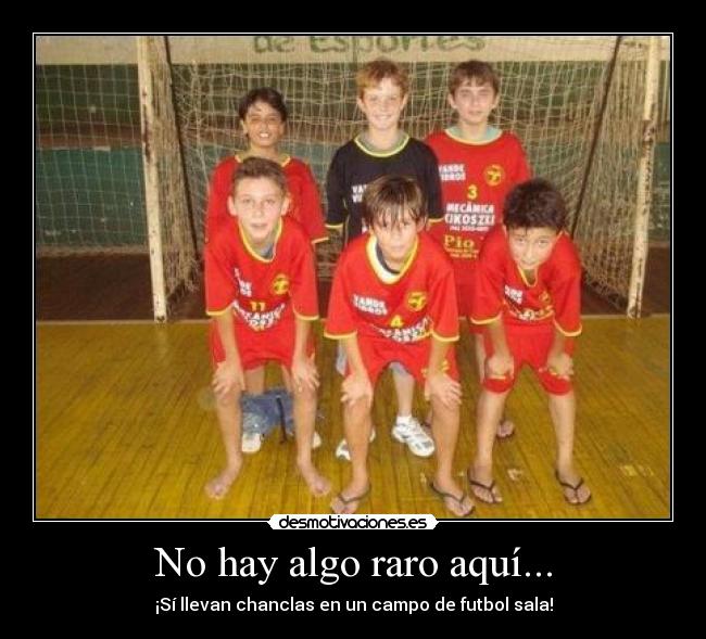 No hay algo raro aquí... - ¡Sí llevan chanclas en un campo de futbol sala!