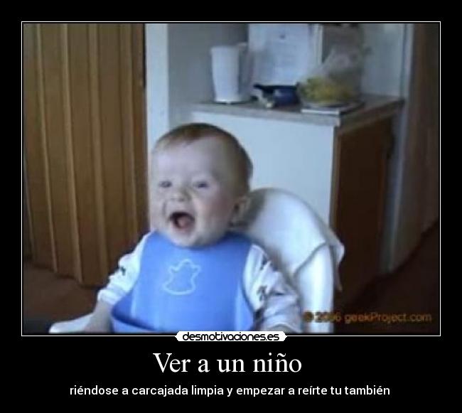 Ver a un niño - riéndose a carcajada limpia y empezar a reírte tu también