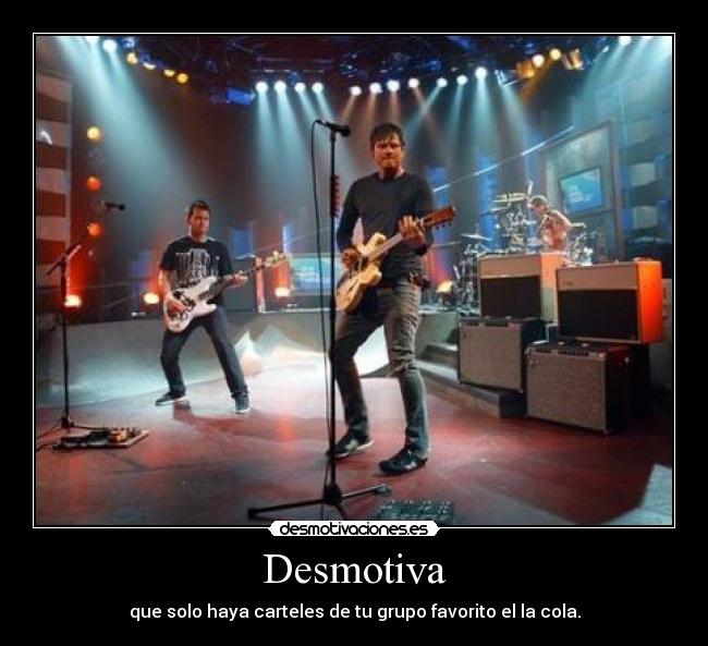 Desmotiva - que solo haya carteles de tu grupo favorito el la cola.