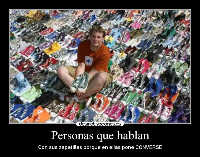 Personas que hablan - Con sus zapatillas porque en ellas pone CONVERSE
