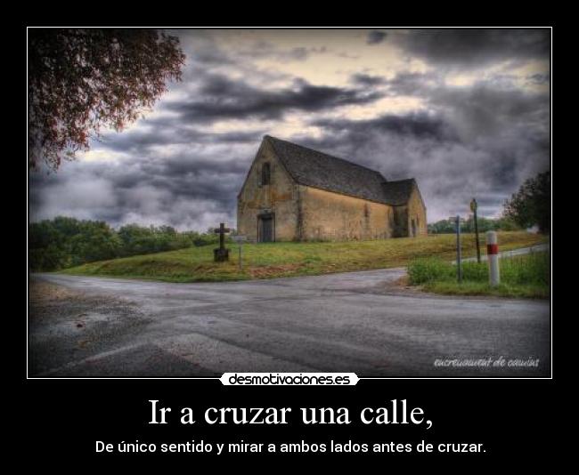 Ir a cruzar una calle, - De único sentido y mirar a ambos lados antes de cruzar.