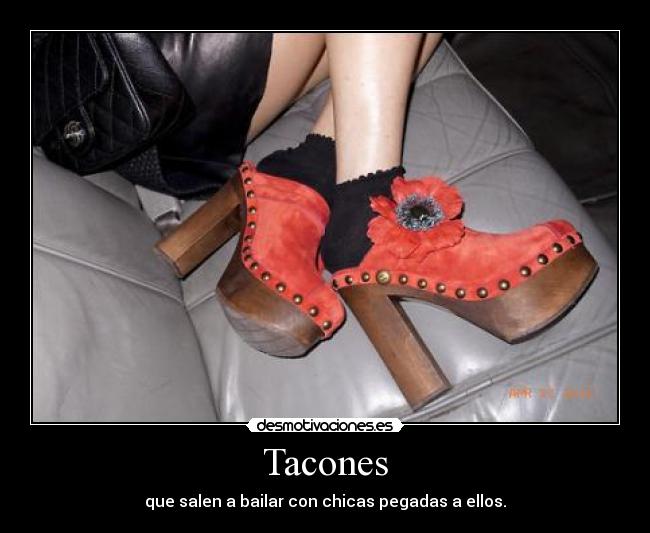 Tacones - que salen a bailar con chicas pegadas a ellos.