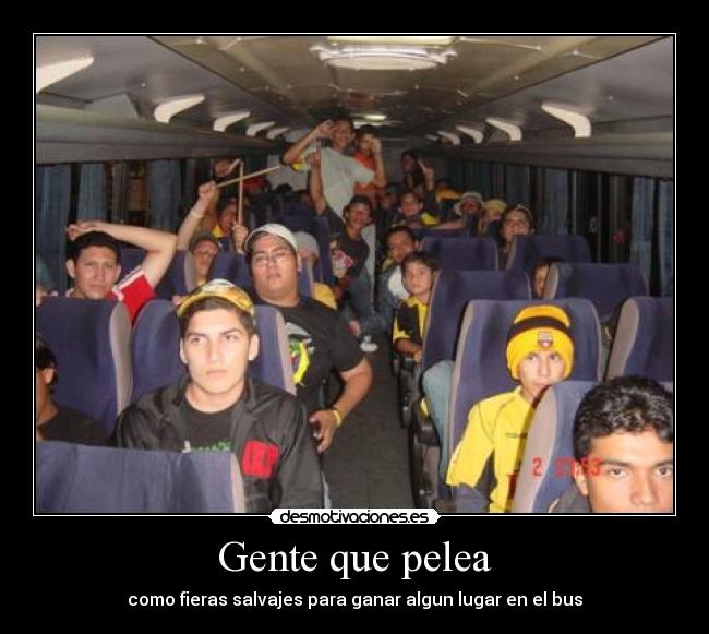 Gente que pelea - como fieras salvajes para ganar algun lugar en el bus