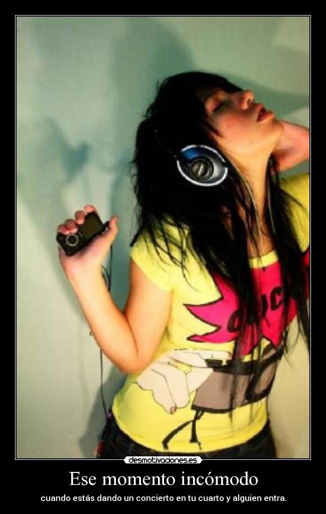 Ese momento incómodo - cuando estás dando un concierto en tu cuarto y alguien entra.