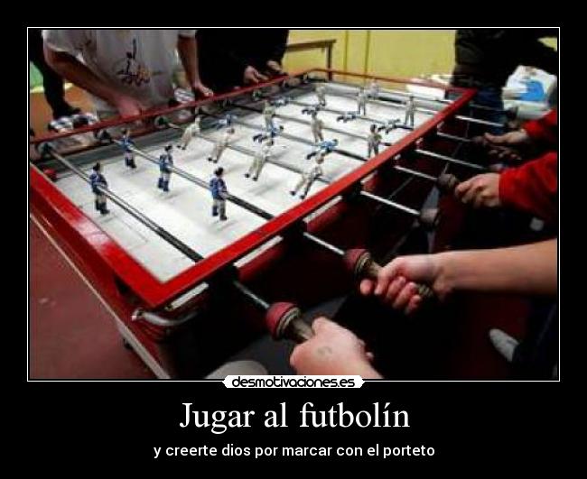 Jugar al futbolín - y creerte dios por marcar con el porteto