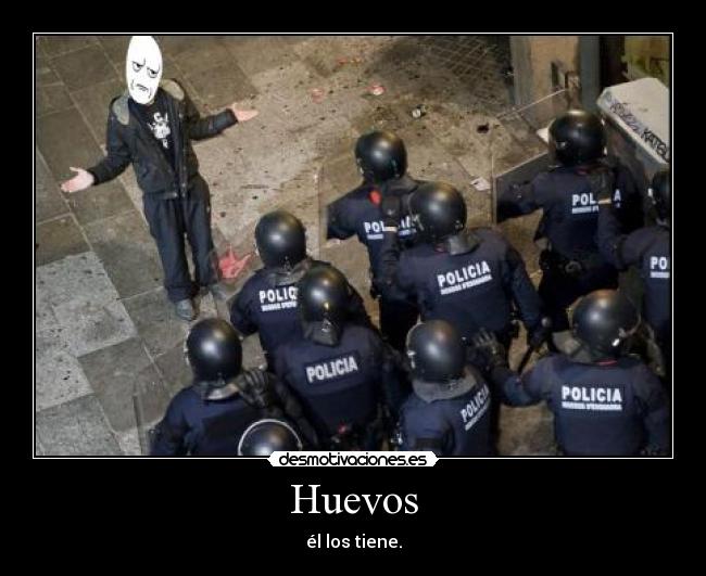 Huevos - él los tiene.