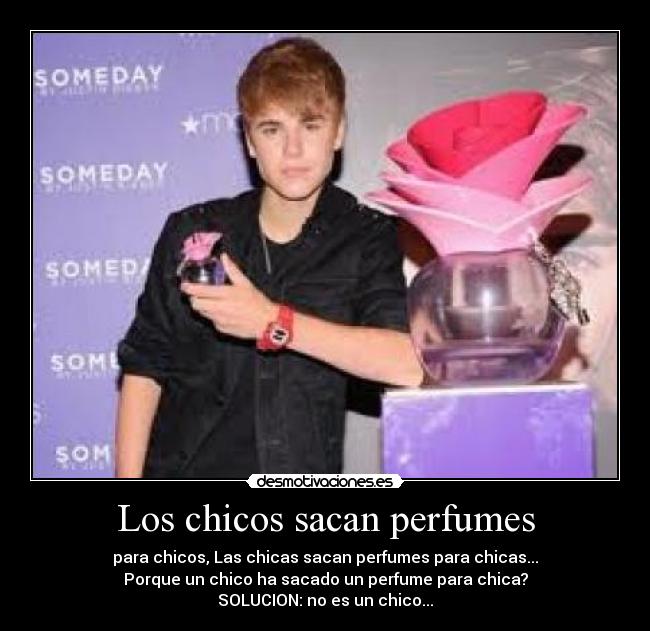 Los chicos sacan perfumes -