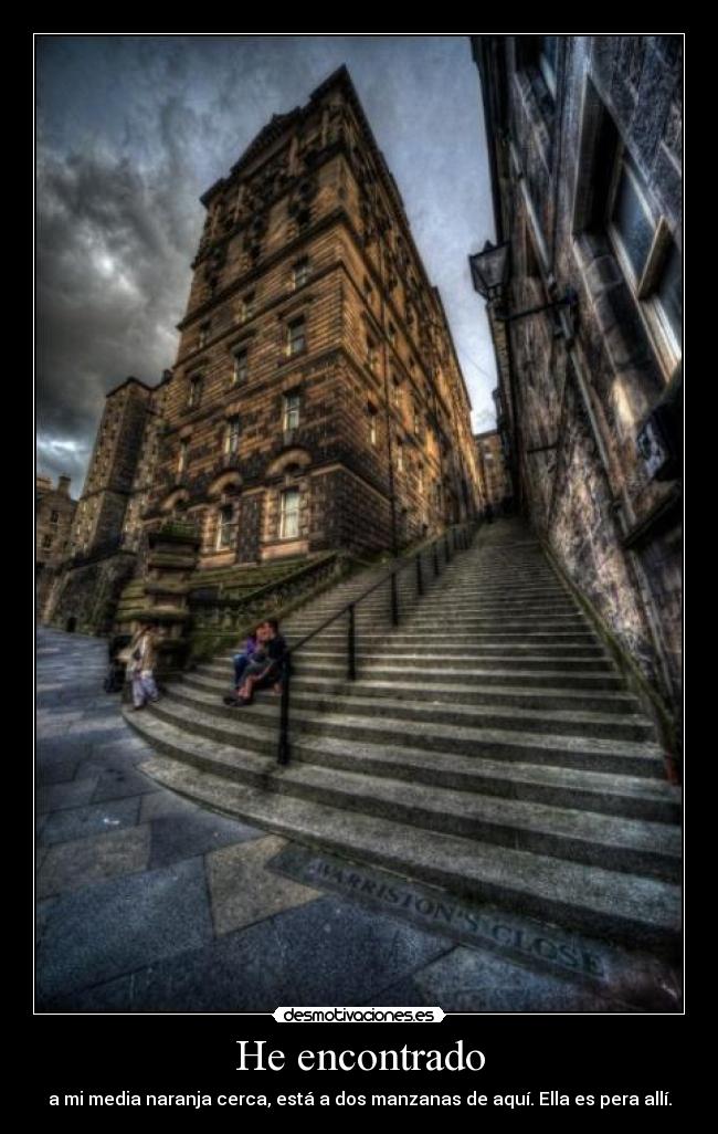 He encontrado - a mi media naranja cerca, está a dos manzanas de aquí. Ella es pera allí.