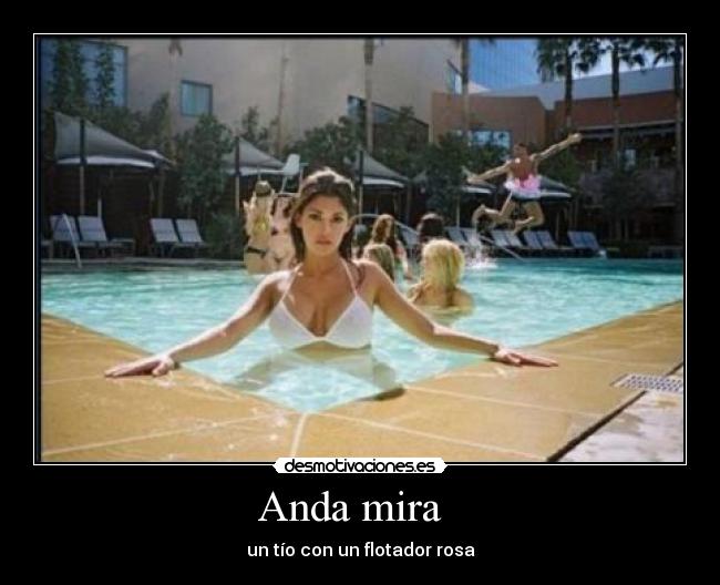 Anda mira   - un tío con un flotador rosa