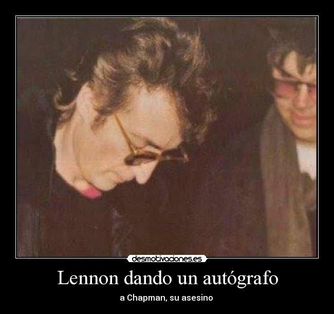 Lennon dando un autógrafo -