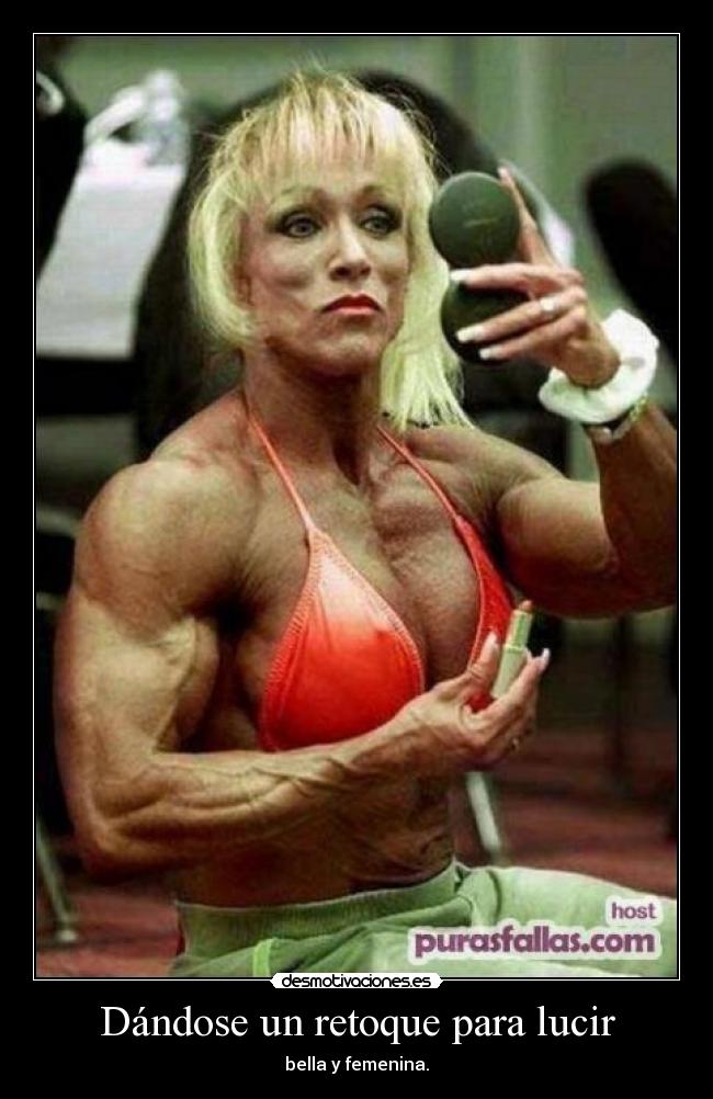 Dándose un retoque para lucir - bella y femenina.