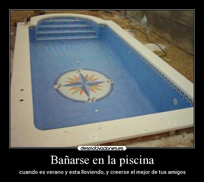 Bañarse en la piscina -
