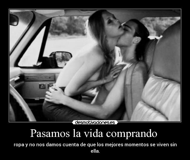 Pasamos la vida comprando - ropa y no nos damos cuenta de que los mejores momentos se viven sin ella.
