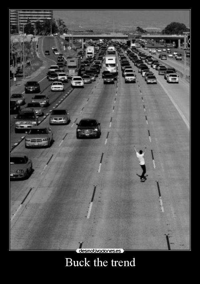 carteles buck the trend tendencia moda invertir invierte imperativo skate monopatin autopista coches contra desmotivaciones