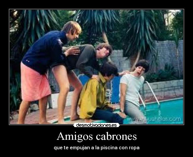 Amigos cabrones - que te empujan a la piscina con ropa