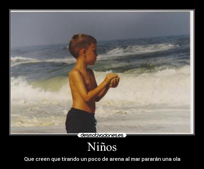 Niños - Que creen que tirando un poco de arena al mar pararán una ola