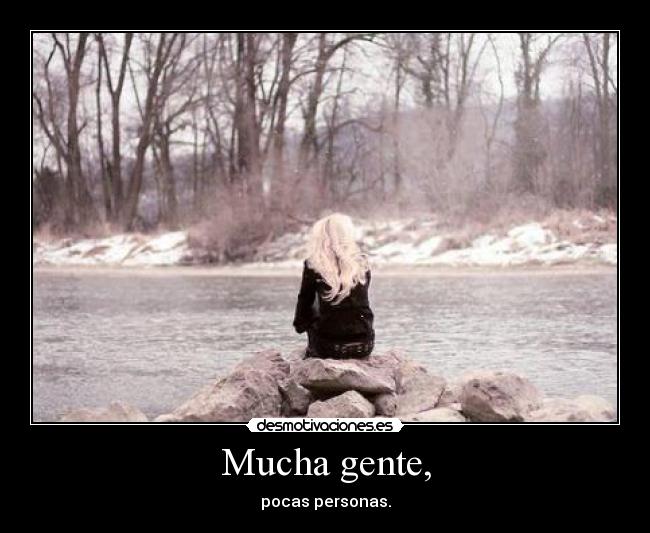 Mucha gente, - pocas personas.
