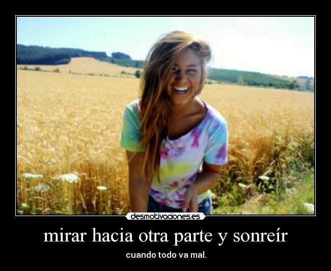 mirar hacia otra parte y sonreír -