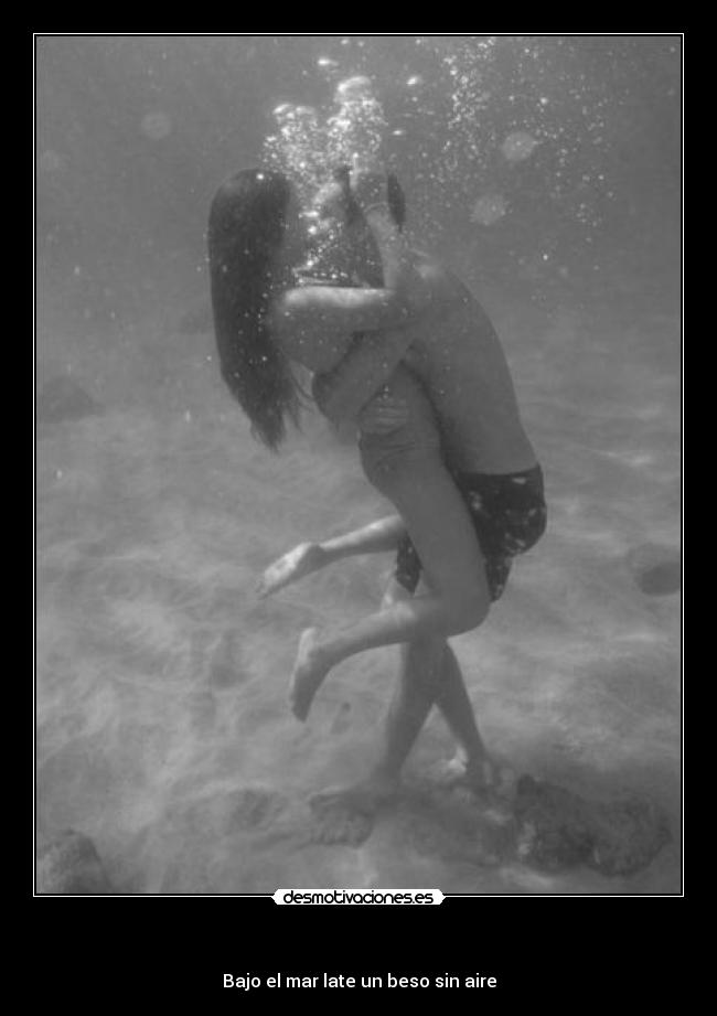 - Bajo el mar late un beso sin aire