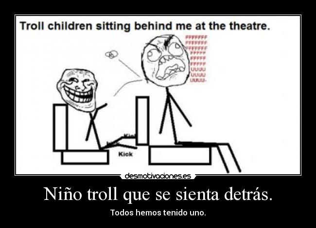 Niño troll que se sienta detrás. -