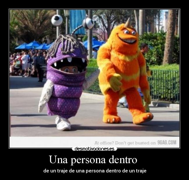 Una persona dentro - de un traje de una persona dentro de un traje