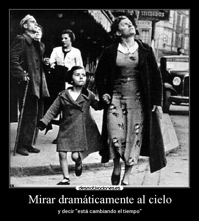 Mirar dramáticamente al cielo -