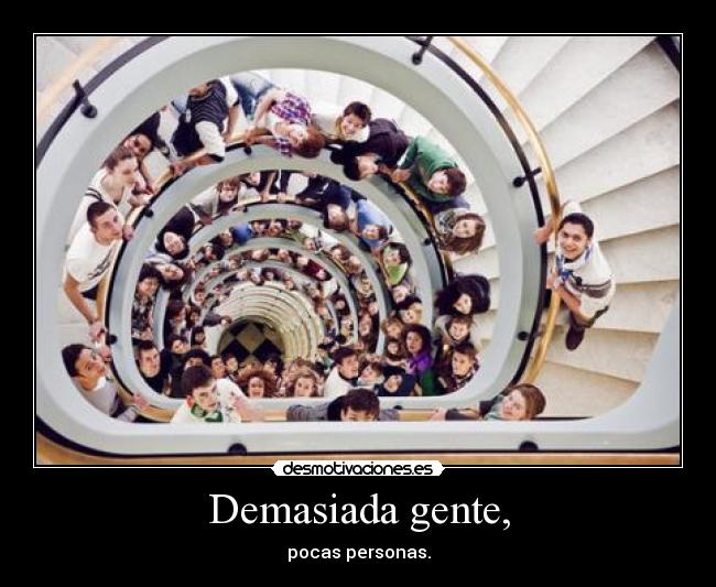 Demasiada gente, - pocas personas.