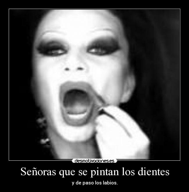 Señoras que se pintan los dientes - y de paso los labios.