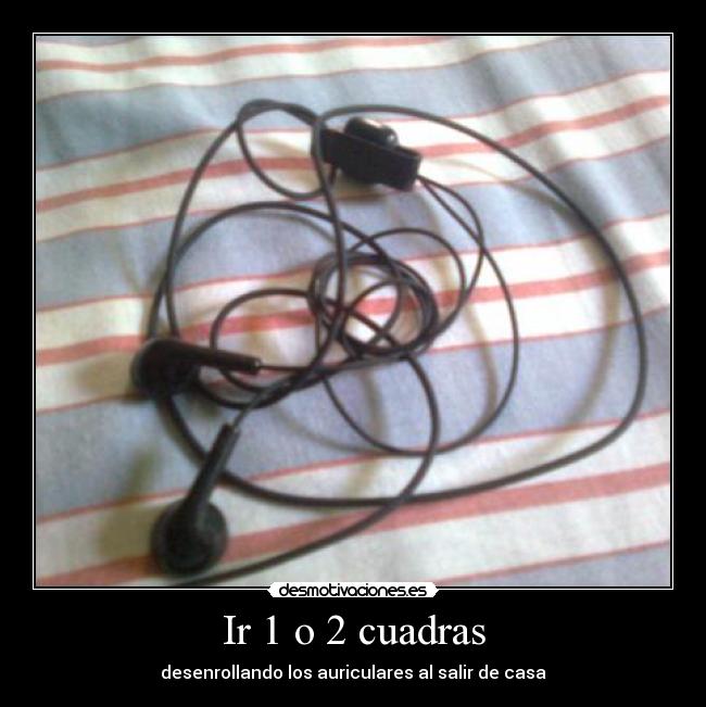 Ir 1 o 2 cuadras - desenrollando los auriculares al salir de casa