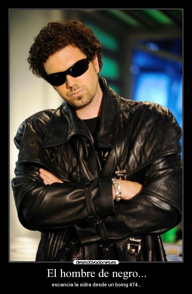 El hombre de negro... - escancia la sidra desde un boing 474...