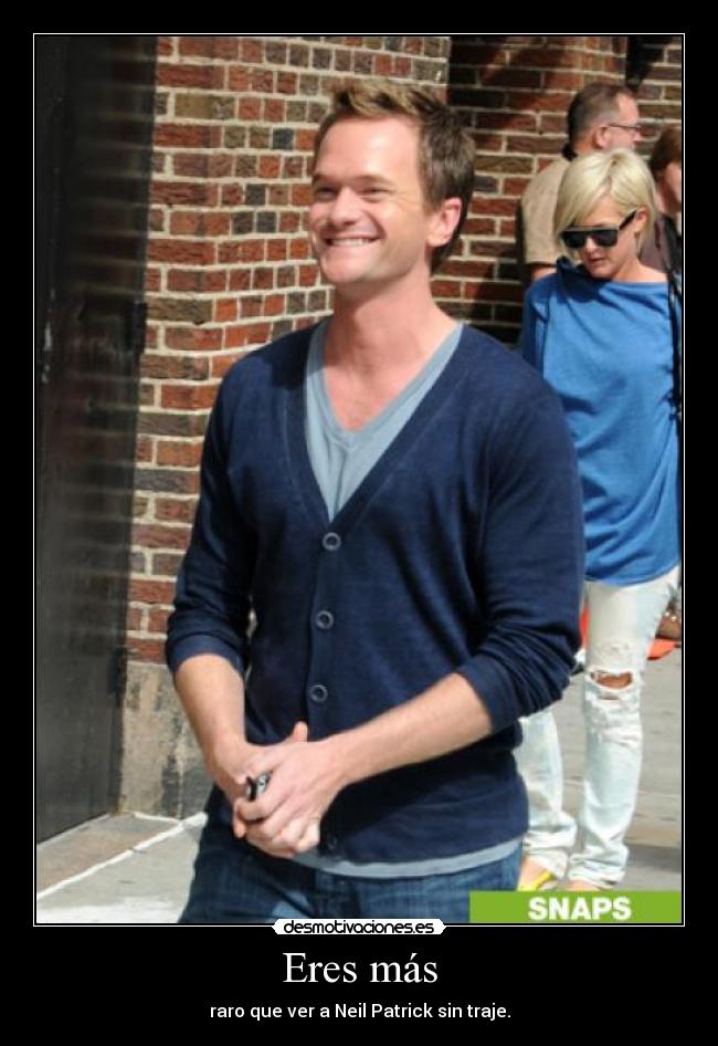 Eres más - raro que ver a Neil Patrick sin traje.