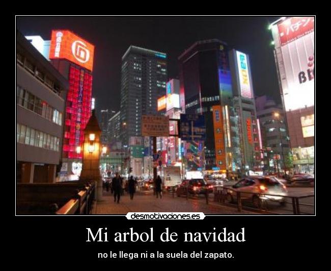 Mi arbol de navidad - no le llega ni a la suela del zapato.