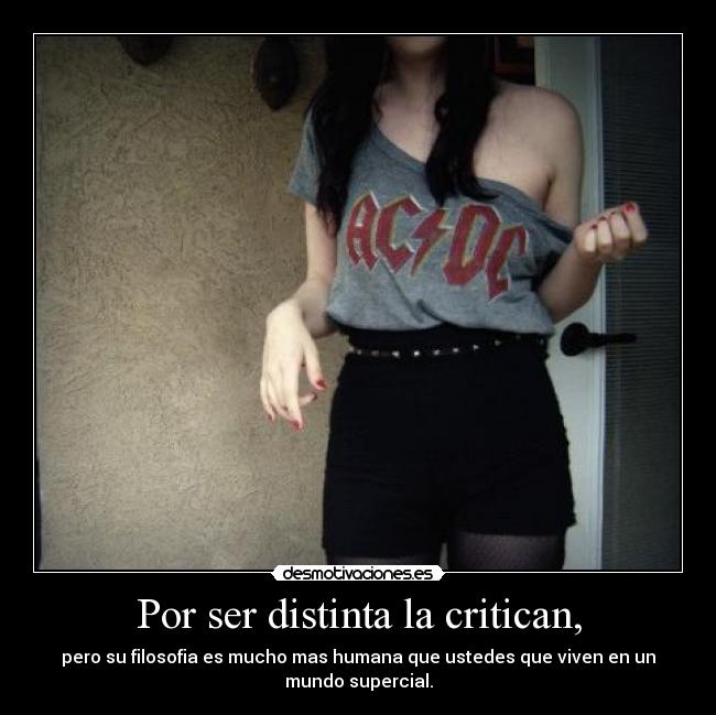 Por ser distinta la critican, -