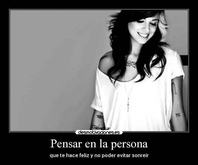 Pensar en la persona - que te hace feliz y no poder evitar sonreír