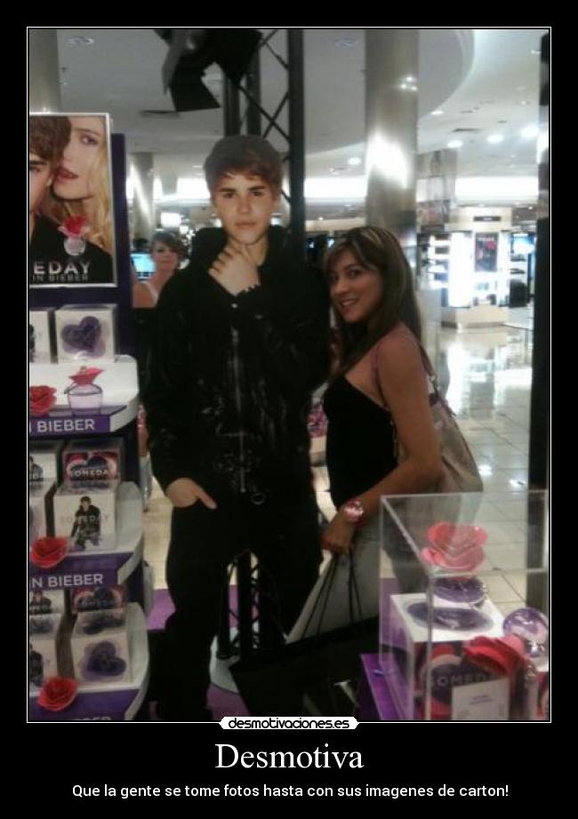 Desmotiva - Que la gente se tome fotos hasta con sus imagenes de carton!
