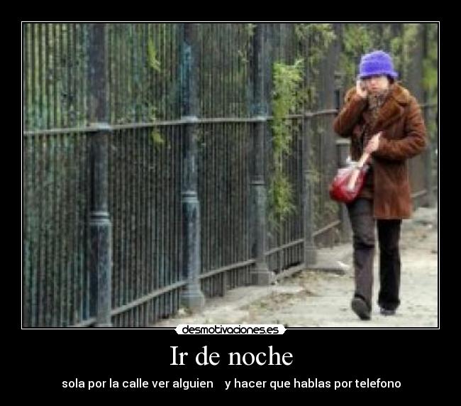Ir de noche - sola por la calle ver alguien y hacer que hablas por telefono