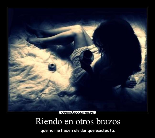 Riendo en otros brazos -